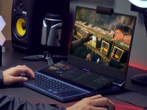 Có nên vừa sạc vừa dùng laptop gaming