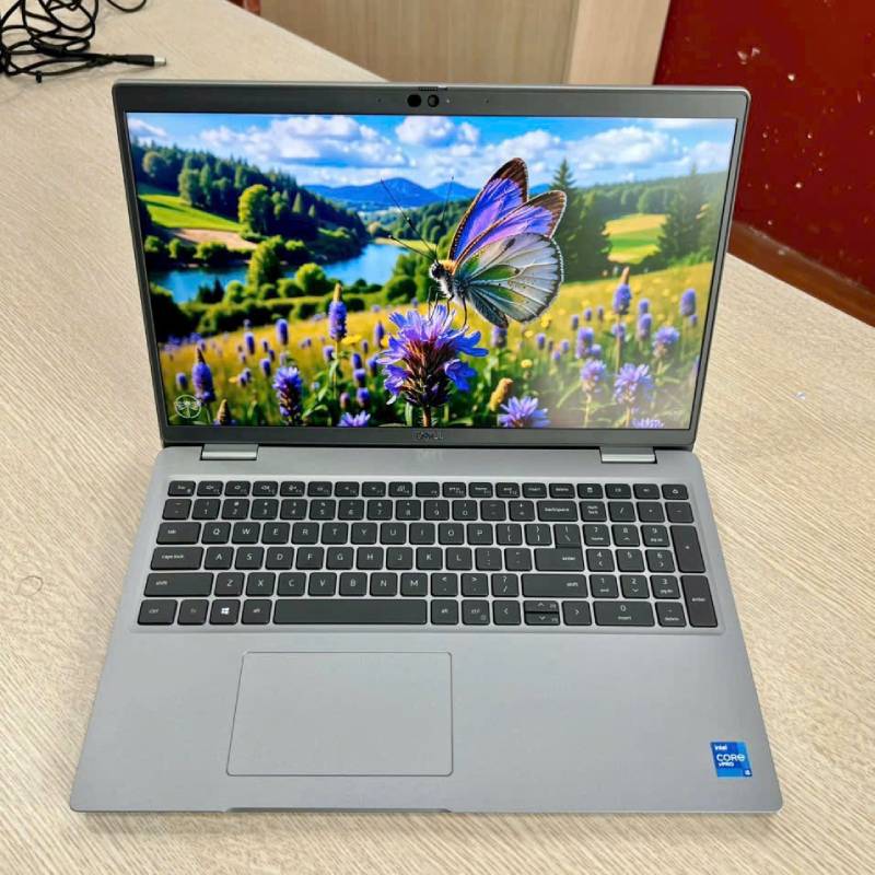 Góc nghiêng bên phải của Latitude 5520